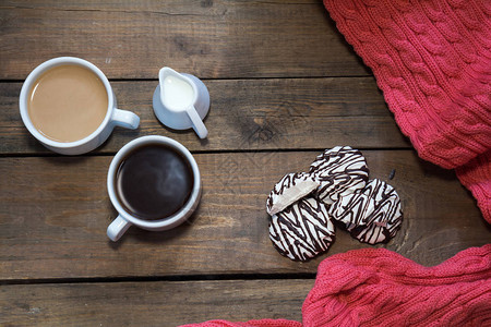 奶油粉色编织围巾棉花糖配巧克力深色木质背景美丽的老式咖啡基础着图片