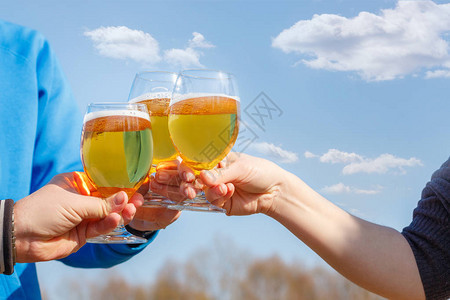 朋友们对着天空喝啤酒碰杯图片