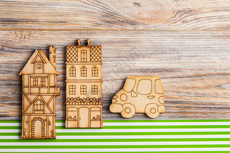 绿色条纹背景的木制汽车和房屋图片
