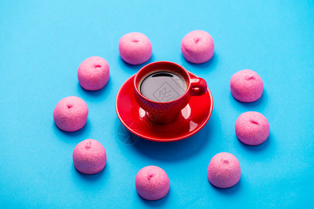 粉红棉花糖和一杯咖啡的相片以美图片