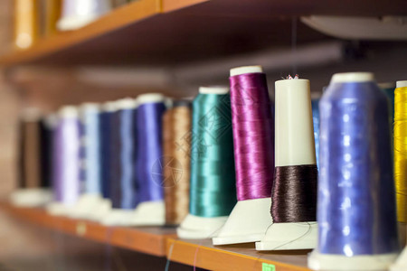波宾和光绳上的棉花纤维制造纺织品滚动图片
