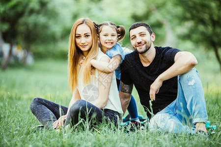 幸福和谐的家庭生活图片