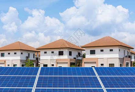 使用新的住宅家用太阳能电池板图片