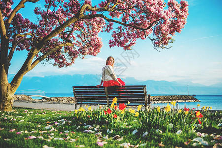 年轻金发女子欣赏瑞士日内瓦湖的图片