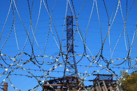 工业区电线杆上的铁丝网图片