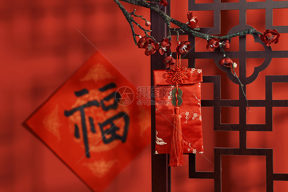 悬挂在树枝上的新年红包图片