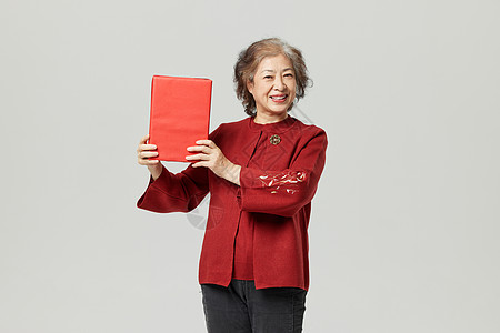 新年形象老奶奶手拿春节礼盒背景图片