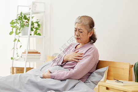 老年人生病头痛卧床休息的老人胸口疼痛背景