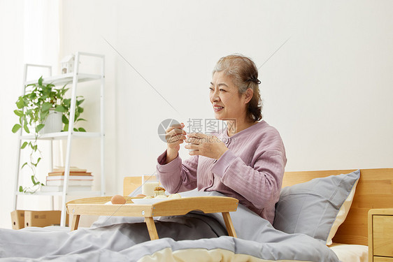 在床上吃早餐的奶奶图片