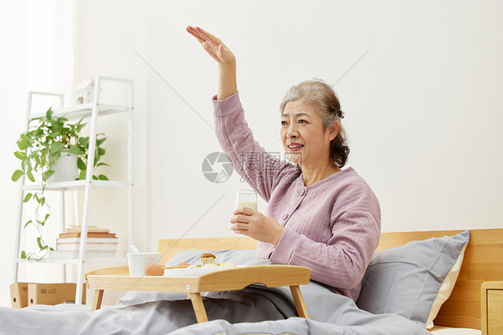 在床上吃早餐的奶奶叫唤护工图片