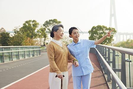 年轻女护工照顾老人图片