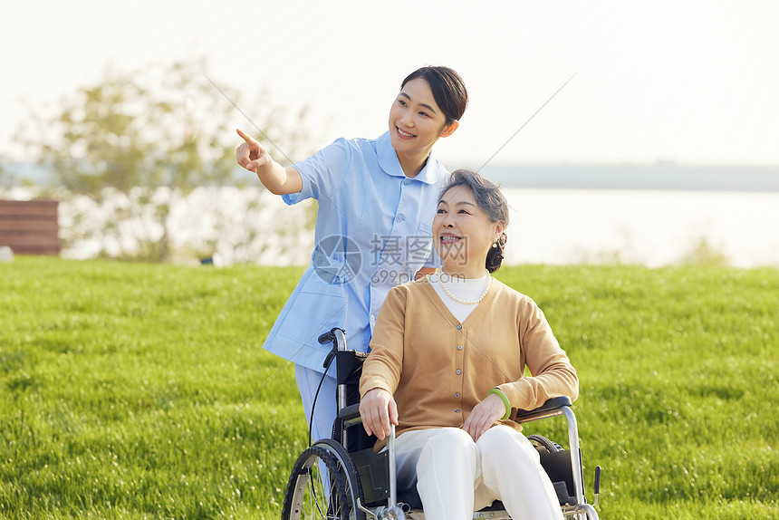 女护工照顾行动不便的老人图片