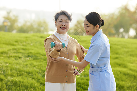 女医师年轻女护工指导老人康复运动背景