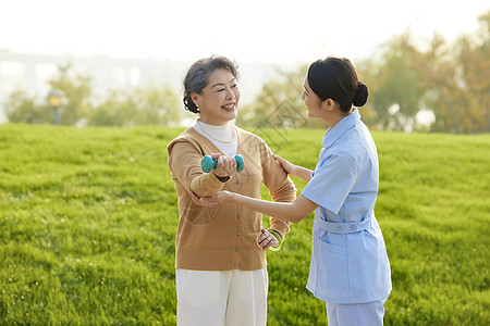 健康身体户外年轻女护工指导老人康复背景
