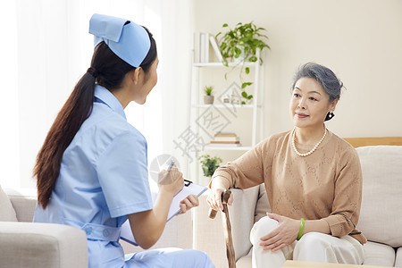 女护工记录老人健康状况图片