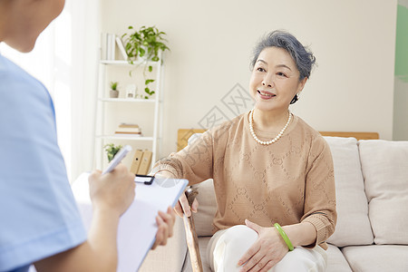 女护工记录老人健康状况图片