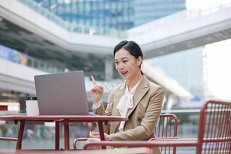 户外参加线上会议的商务女性图片