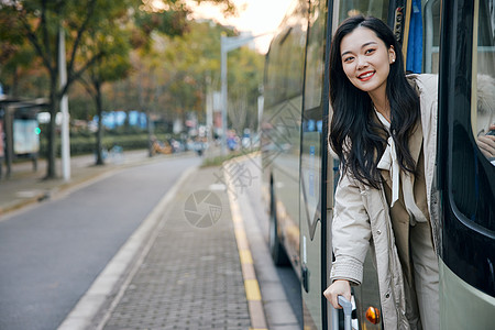 准备乘坐大巴出行的女性背景