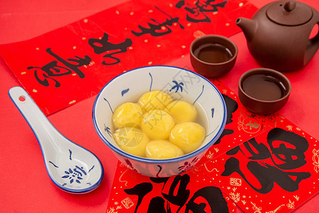 红色背景上的新年美食大黄米汤圆图片