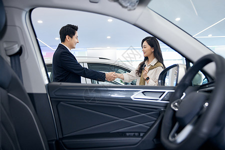 汽车销售与顾客达成交易握手背景