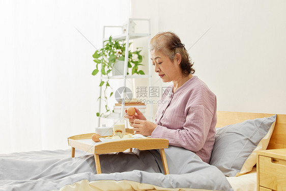 卧床吃早餐的奶奶图片