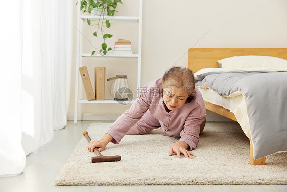 独居老人下床摔倒在地图片