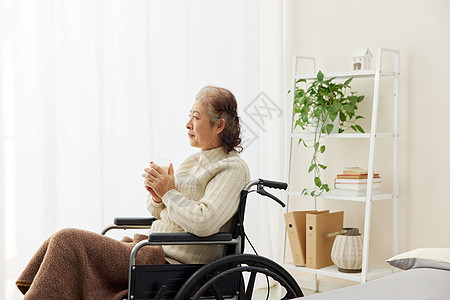 坐轮椅的老奶奶居家休息喝水图片