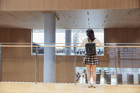 图书馆里的女学生背影形象图片