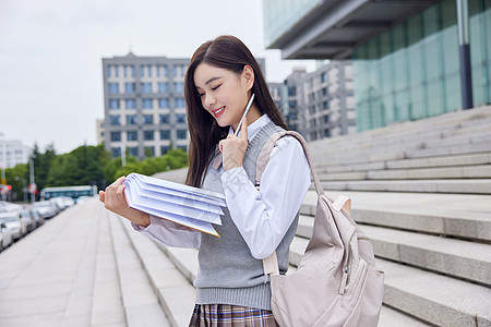 卡通少女图书馆里的女学生形象背景