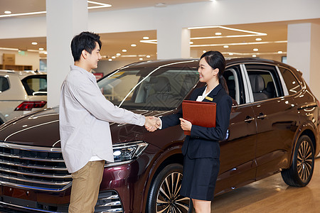 顾客与汽车销售合作握手图片