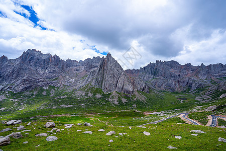 险峻的高山草地图片