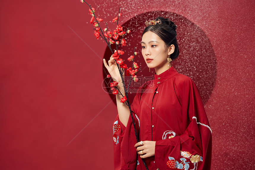 古风美女手拿梅花图片