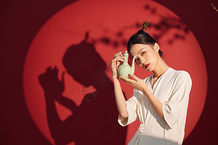 中式花瓶古风女性手拿酒壶背景