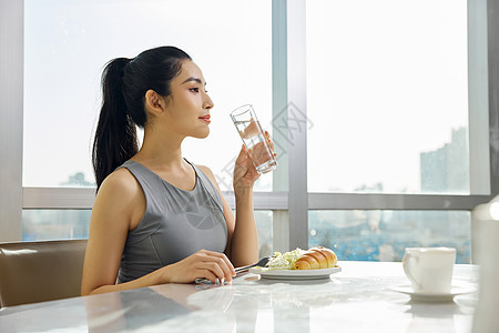 居家美女精致早餐轻食图片