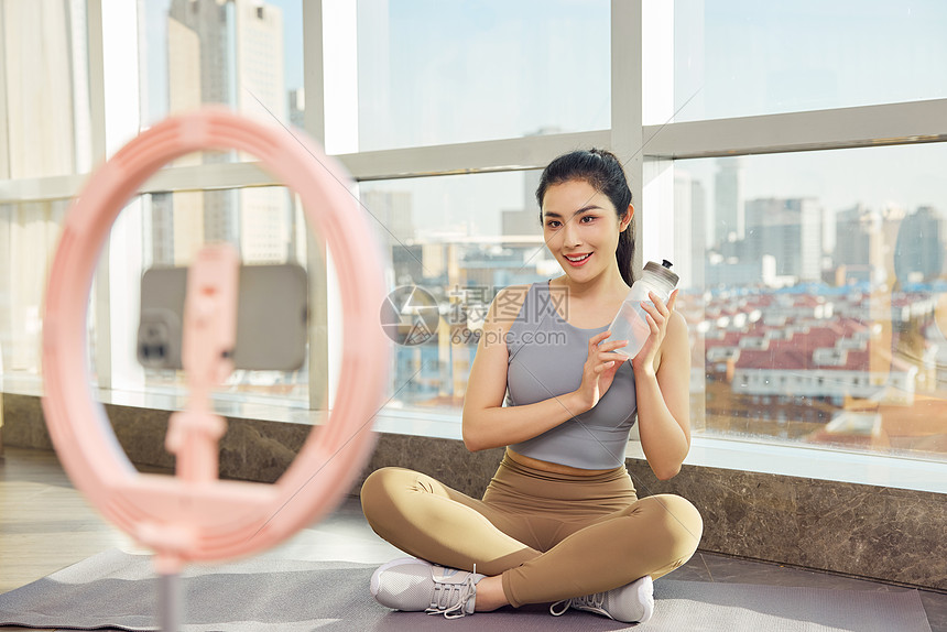 进行直播锻炼教学的运动女性图片