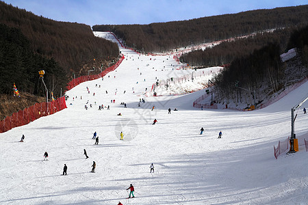 滑雪场俯视山脉高清图片