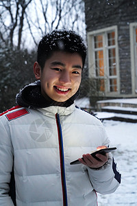 微信儿童素材男孩在院子里玩手机背景