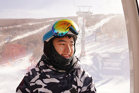 青少年户外男孩户外滑雪背景