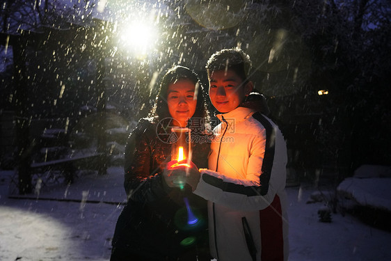 男孩和妈妈在院子里手捧小台灯图片