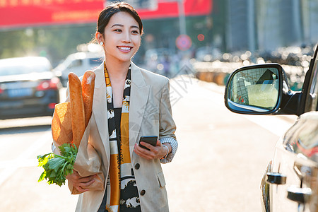 购物后的青年女人高清图片