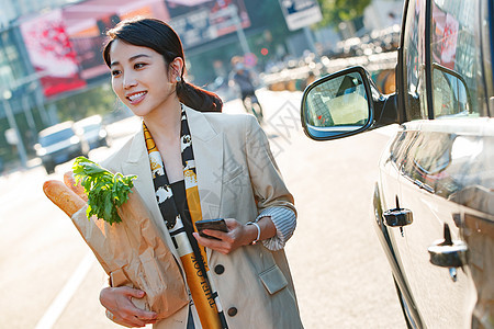 购物后的青年女人图片