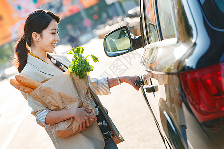 购物后的青年女人图片