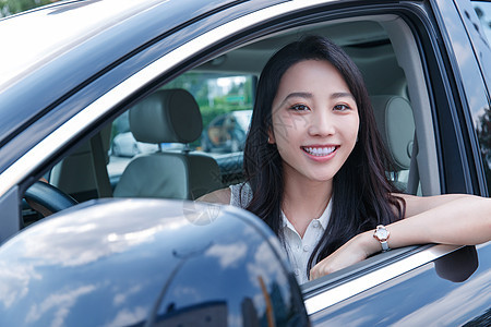 开车的漂亮青年女人图片