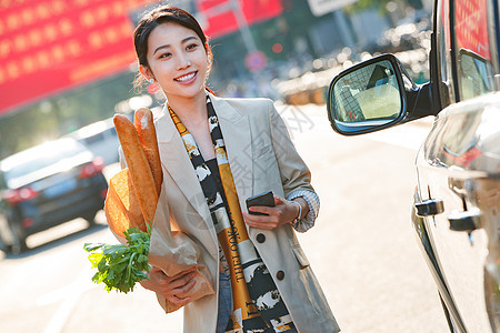 购物后的青年女人图片