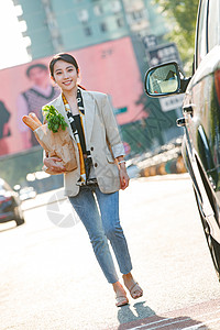 购物后的漂亮青年女人图片