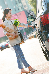 购物后的青年女人图片