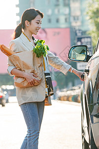 购物后的青年女人图片