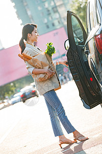 购物后的青年女人高清图片