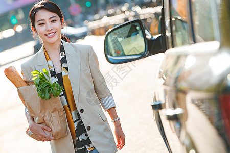 购物后的青年女人图片