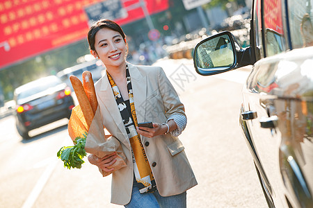 购物后的青年女人高清图片